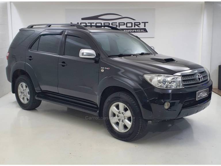 TOYOTA - HILUX SW4 - 2009/2010 - Preta - Sob Consulta