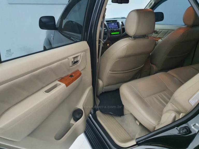 TOYOTA - HILUX SW4 - 2009/2010 - Preta - Sob Consulta