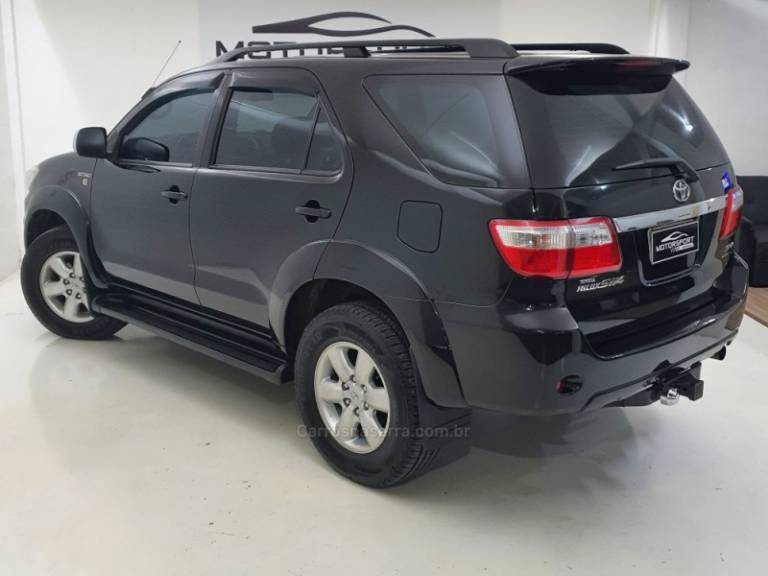 TOYOTA - HILUX SW4 - 2009/2010 - Preta - Sob Consulta