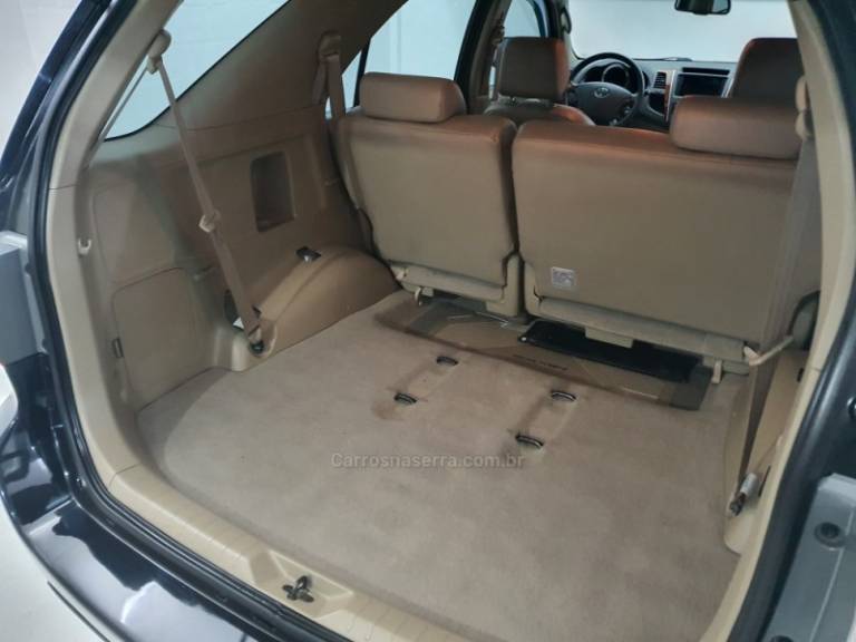 TOYOTA - HILUX SW4 - 2009/2010 - Preta - Sob Consulta