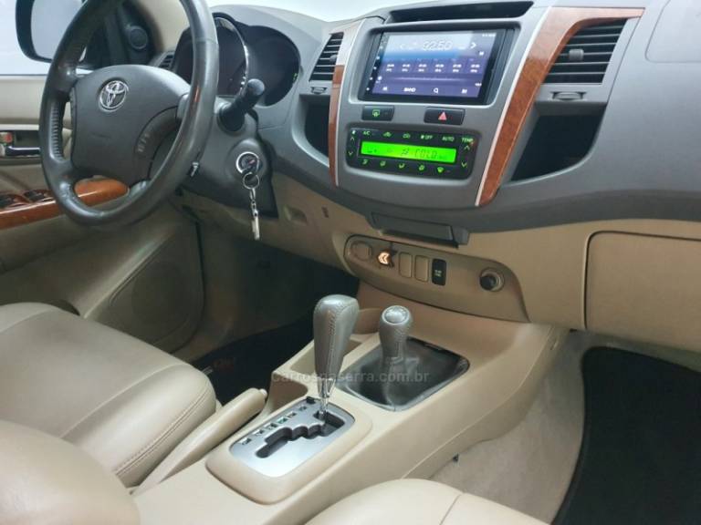 TOYOTA - HILUX SW4 - 2009/2010 - Preta - Sob Consulta