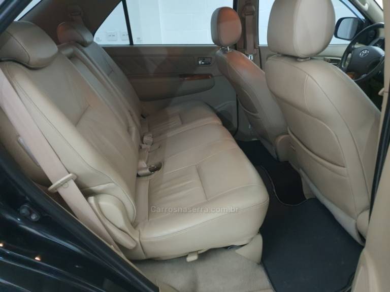 TOYOTA - HILUX SW4 - 2009/2010 - Preta - Sob Consulta