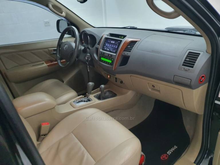 TOYOTA - HILUX SW4 - 2009/2010 - Preta - Sob Consulta