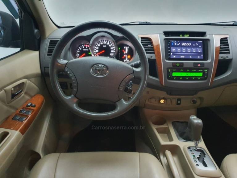 TOYOTA - HILUX SW4 - 2009/2010 - Preta - Sob Consulta